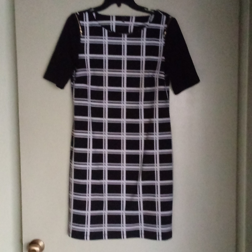 Cute black and white dress.Fun to pair with tights